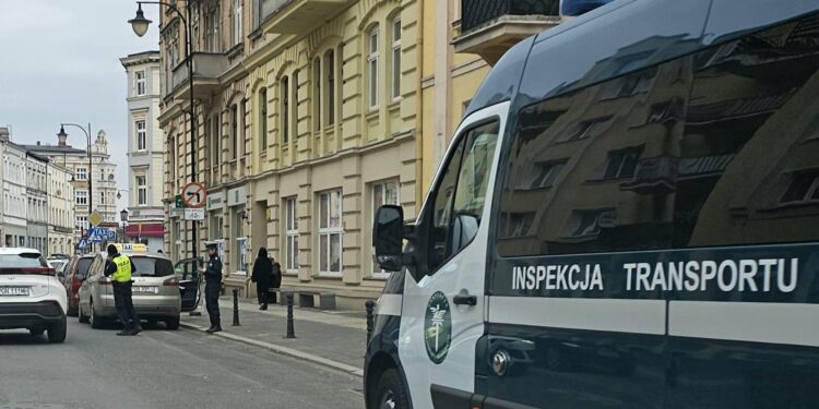 Akcja „TAXI” w Gnieźnie. Policja skontrolowała 31 taksówek, 12 wykroczeń