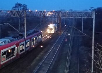 Niebezpieczny incydent na stacji w Gnieźnie. Dwa pociągi na jednym torze, dzieliło je 20 metrów