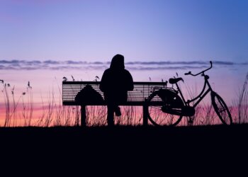 Młodzi w kryzysie relacji. „Co trzeci czuje się samotny, ponad połowa nie jest w związku”