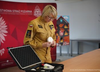 Czujki dymu i czadu trafiają do seniorów w Gnieźnie. Straż pożarna rozdaje urządzenia najbardziej potrzebującym