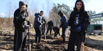 Dwa tysiące sosen w Nowaszycach. Licealiści z Gniezna zamienili ławki na szpadle