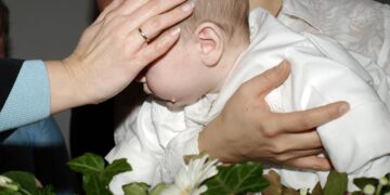 Pięciomiesięczny chłopiec trafił do szpitala z pękniętą czaszką. Matka i dwaj jej znajomi aresztowani, ojciec poszukiwany