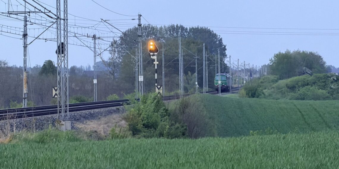 Tragedia na torach w Trzemesznie. Mężczyzna potrącony przez lokomotywę nie żyje