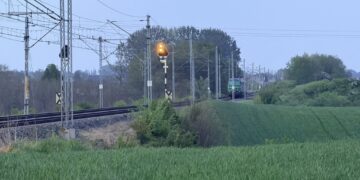 Tragedia na torach w Trzemesznie. Mężczyzna potrącony przez lokomotywę nie żyje