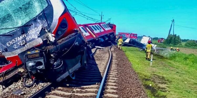 Koniec usuwania składu w Garbatce. Naprawa torów potrwa co najmniej do środy