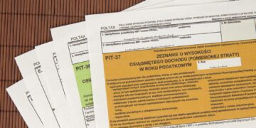 Ministerstwo chce zlikwidować PIT-11 u pracodawcy. Sondaż: większość woli stary system