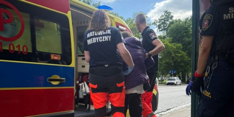 Strażniczki miejskie ratowały kobietę po denaturacie. „Traciła przytomność na przystanku”