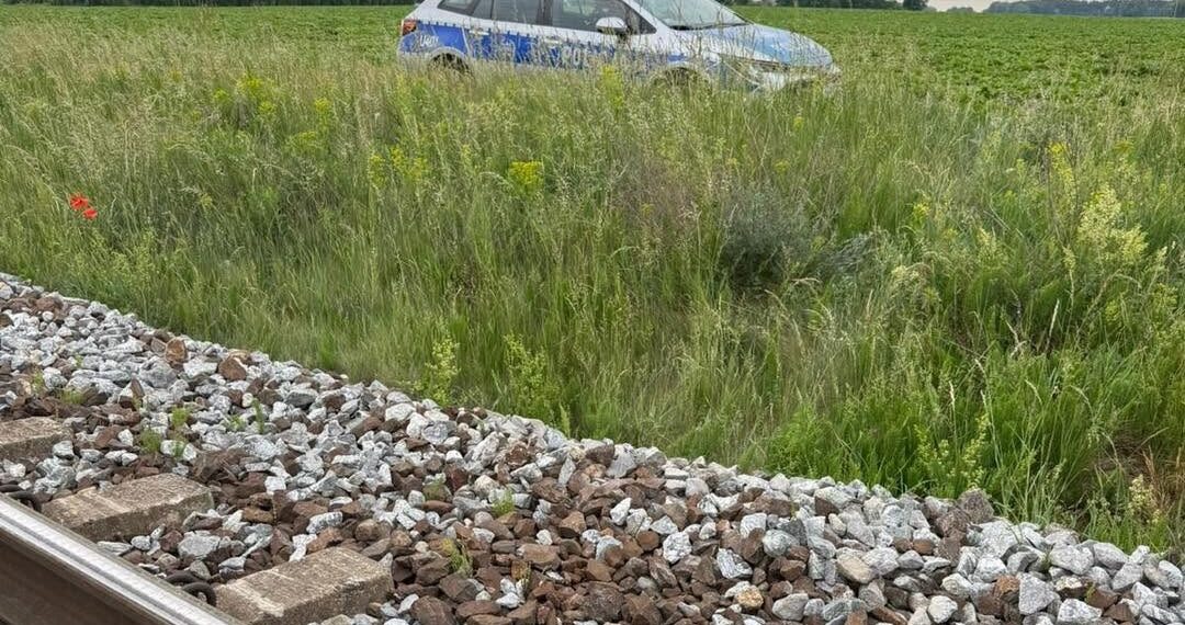 O krok od tragedii na torach w Pierzyskach. Policjanci i maszynista zatrzymali pociąg, by uratować 31-latka!