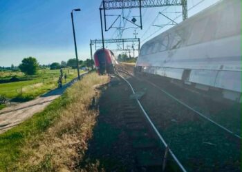 Dwa pociągi otarły się na rozjeździe w Białośliwiu. Jeden pasażer w szpitalu, ruch wstrzymany