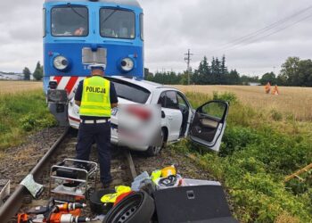 Audi wjechało pod pociąg z cysternami w Kiszkowie. 41-latek zginął na miejscu