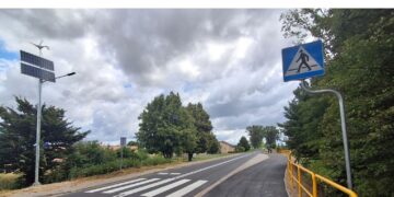 Koniec z chodzeniem poboczem. Kiszkowo otwiera trasę z oświetleniem hybrydowym