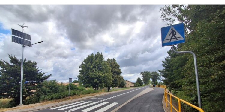 Koniec z chodzeniem poboczem. Kiszkowo otwiera trasę z oświetleniem hybrydowym