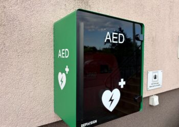 Trzy defibrylatory AED na terenie gminy Kiszkowo. Dwa właśnie zamontowano