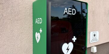 Trzy defibrylatory AED na terenie gminy Kiszkowo. Dwa właśnie zamontowano