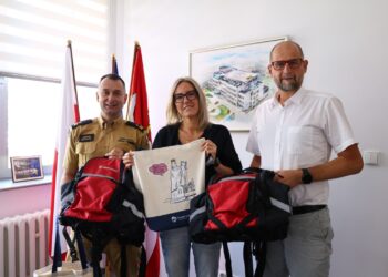 Gnieźnieńscy strażacy z nowymi plecakami. Jeden leci do Hiszpanii, drugi w rezerwie
