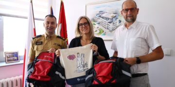 Gnieźnieńscy strażacy z nowymi plecakami. Jeden leci do Hiszpanii, drugi w rezerwie