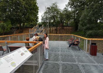 Nowy park kieszonkowy w centrum Gniezna. Powstała zielona przestrzeń nad istniejącą roślinnością