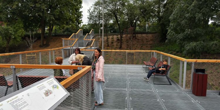 Nowy park kieszonkowy w centrum Gniezna. Powstała zielona przestrzeń nad istniejącą roślinnością