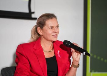 Policja kontroluje szkoły w całej Polsce. Nowacka: Młodzież przestała się bać